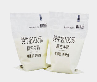 牛奶包裝袋是由三層或兩層共擠吹膜機(jī)生產(chǎn)而成。 成品膜印刷效果好，保香阻氧，安全衛(wèi)生，低碳環(huán)保，耐擠壓刺穿性強(qiáng)。